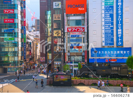 日本の東京都市景観 新橋駅前の飲み屋街やＳＬなどを望む 56606278