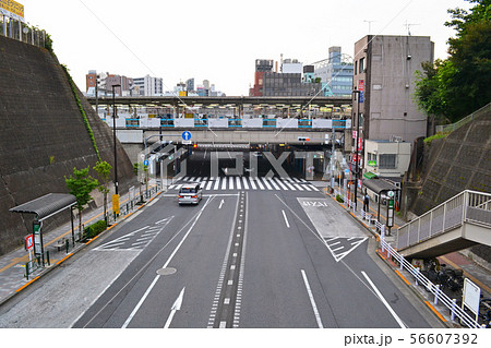西日暮里駅前　日暮里崖線の切通しの道路（道灌山通り） 56607392