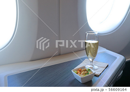ビジネスクラスのシャンパン 56609164