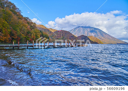 秋の日光中禅寺湖と千手ヶ浜から見た遊覧船桟橋と男体山 56609196