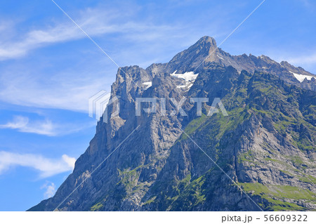 スイス、グリンデルワルトの山景色 56609322