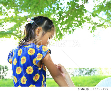 蚊に刺される子供 蚊に刺される子供 56609495