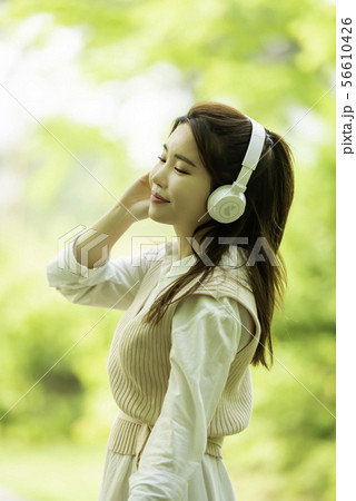 女性 緑 若々しく 56610426