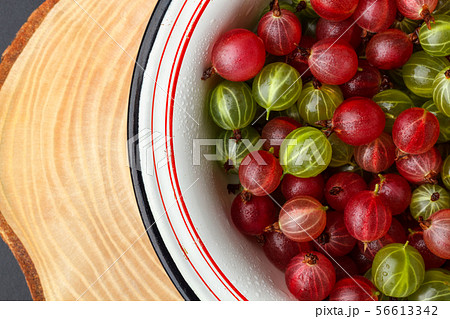 Fresh gooseberries in an enamel bowl 56613342