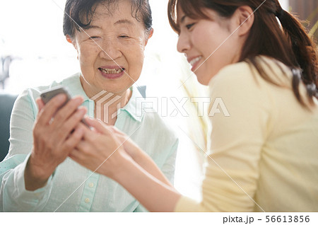 シニア　スマートフォン 56613856