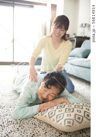 シニア　親孝行 56614914