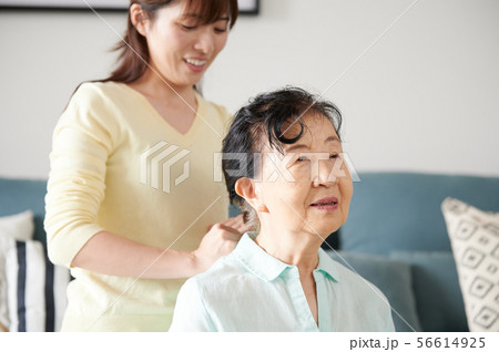 肩たたき 肩たたき 56614925