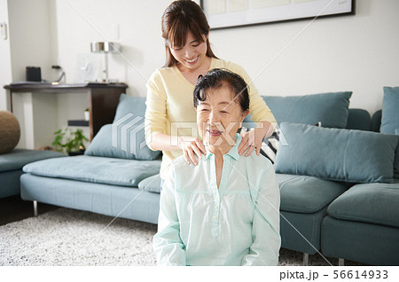 肩もみ 肩もみ 56614933