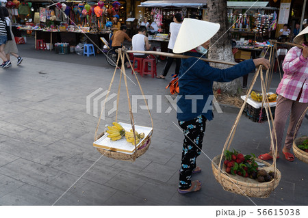 ベトナム　物売り　観光　 56615038
