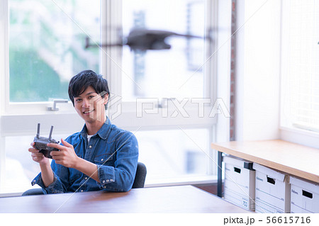ドローン 整備 男性 デスク 56615716