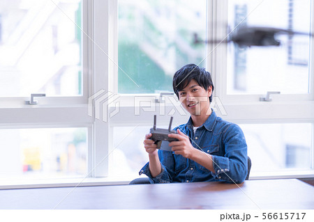 ドローン 整備 男性 デスク 56615717