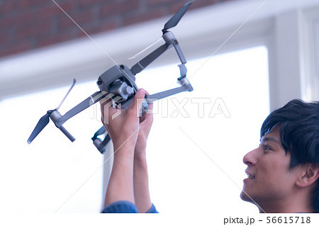 ドローン 整備 男性 デスク 56615718