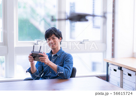 ドローン 整備 男性 デスク 56615724