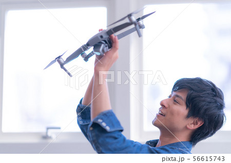 ドローン 整備 男性 デスク ドローン 整備 男性 デスク 56615743