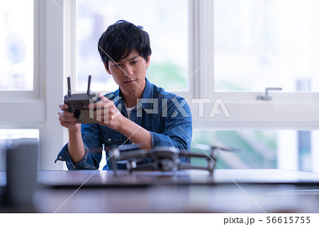 ドローン 整備 男性 デスク 56615755