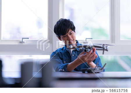 ドローン 整備 男性 デスク ドローン 整備 男性 デスク 56615756
