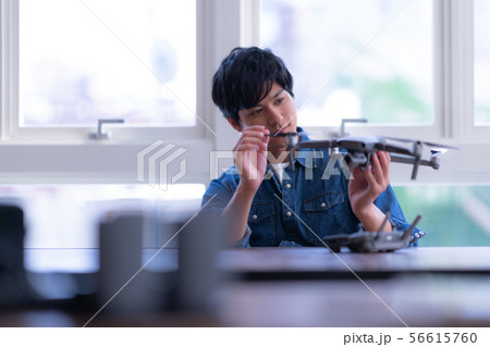 ドローン 整備 男性 デスク 56615760