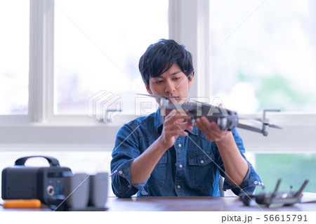 ドローン 整備 男性 デスク 56615791
