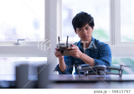 ドローン 整備 男性 デスク 56615797