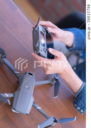 ドローン 整備 男性 デスク 56615798