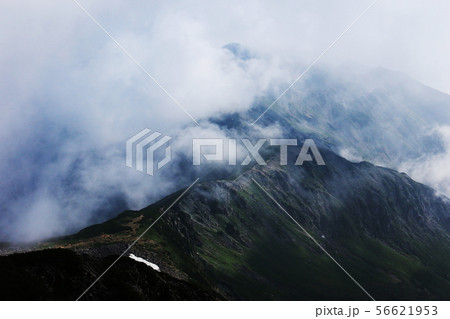 北アルプス笠ヶ岳　夏の朝　笠ヶ岳山頂からの風景　縦走路 56621953