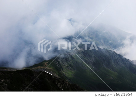 北アルプス笠ヶ岳　夏の朝　笠ヶ岳山頂からの風景　縦走路 56621954