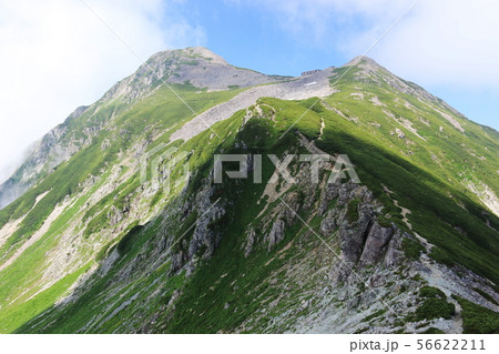 北アルプス笠ヶ岳への道 縦走路から笠ヶ岳山頂を望む 北アルプス笠ヶ岳への道 縦走路から笠ヶ岳山頂を望む 56622211