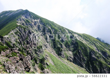 北アルプス笠ヶ岳への道 縦走路 抜戸岳、笠新道分岐を望む 北アルプス笠ヶ岳への道 縦走路 抜戸岳、笠新道分岐を望む 56622331