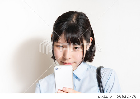 スマホを持つ 女性 スマホを持つ 女性 56622776