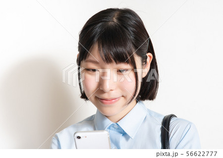 スマホを持つ 女性 スマホを持つ 女性 56622777