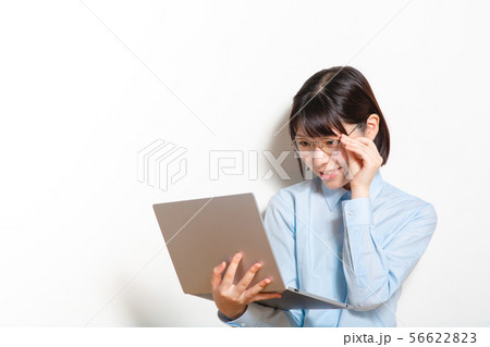 在宅ワーク　女性　PC 56622823