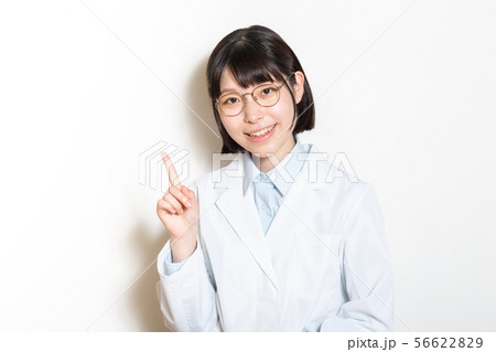 白衣　女性 56622829