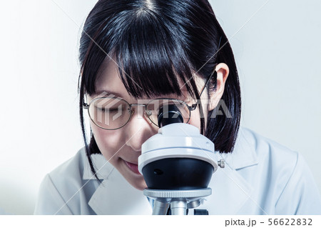 白衣　顕微鏡　女性 56622832