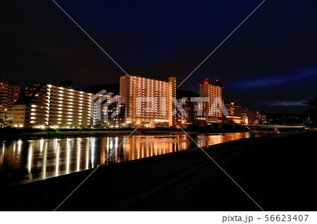 宝塚大劇場の後ろを流れる武庫川のゴールドな夜景 宝塚大劇場の後ろを流れる武庫川のゴールドな夜景 56623407