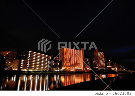 宝塚歌劇場の裏のゴールドな川面の夜景 宝塚歌劇場の裏のゴールドな川面の夜景 56623502