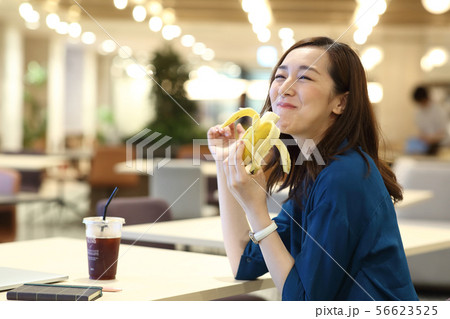 朝食を食べるビジネスウーマン 朝食を食べるビジネスウーマン 56623525
