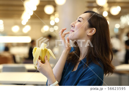 朝食を食べるビジネスウーマン 朝食を食べるビジネスウーマン 56623595