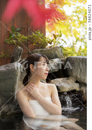 温泉 露天風呂 女性 紅葉 秋 入浴シーンの写真素材