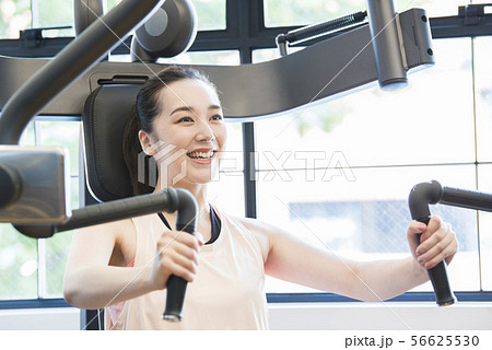 トレーニングする女性のポートレート 56625530
