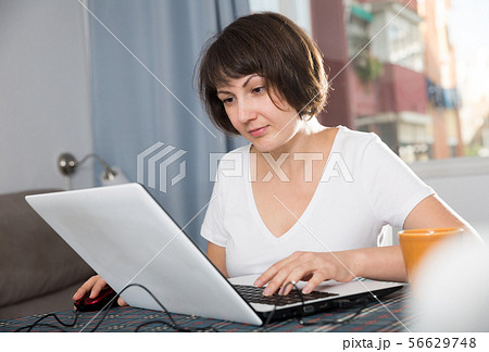Woman relaxation at home and using laptop 56629748