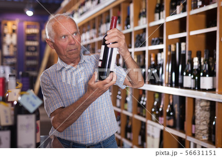 Man choosing wine in wineshop 56631151