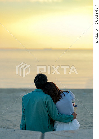 カップル　海　夕日 56633457