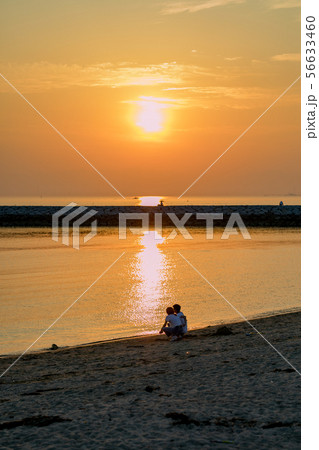 カップル 海 夕日 カップル 海 夕日 56633460