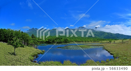 知床五湖で見た知床連山と湖のコラボ情景＠知床、北海道 56633490