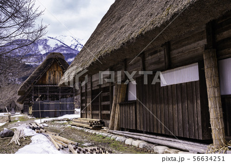 岐阜県 白川郷 合掌造り民家園 雪解けの写真素材