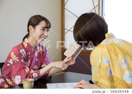 温泉旅館で観光スポットを検討する女性 女子旅 温泉旅館で観光スポットを検討する女性 女子旅 56636448