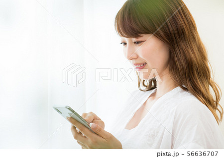 若い女性（スマホ 56636707
