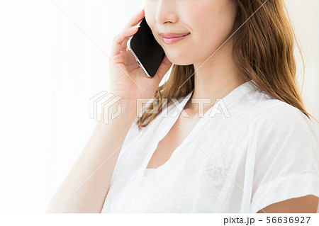 若い女性(スマホ 若い女性(スマホ 56636927