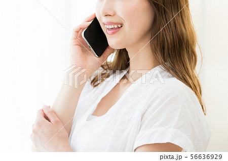 若い女性（スマホ 56636929
