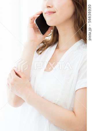 若い女性（スマホ 56636930